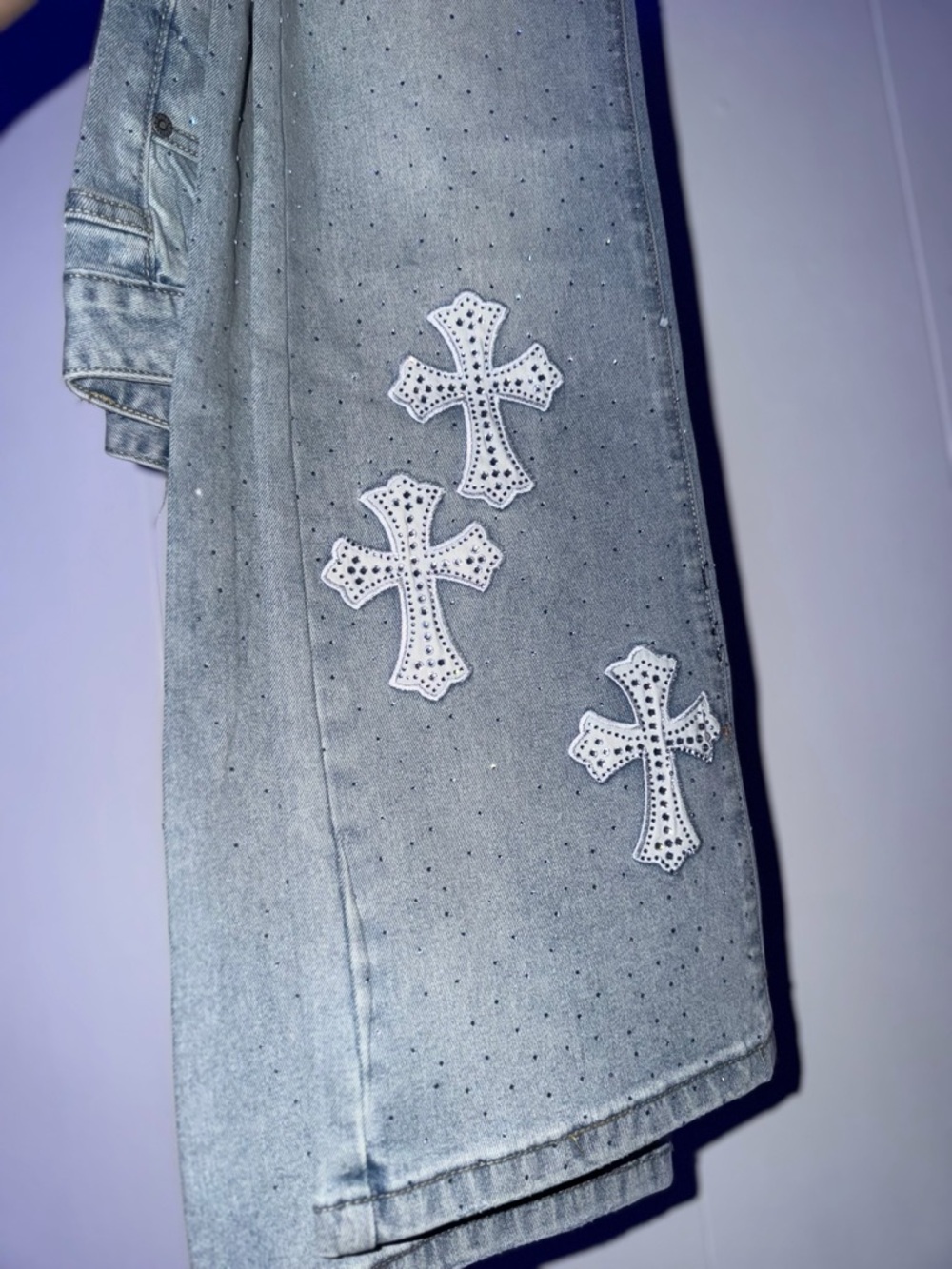 Men light washed Cross patches embroidered jeans - Picture 9 of 9
